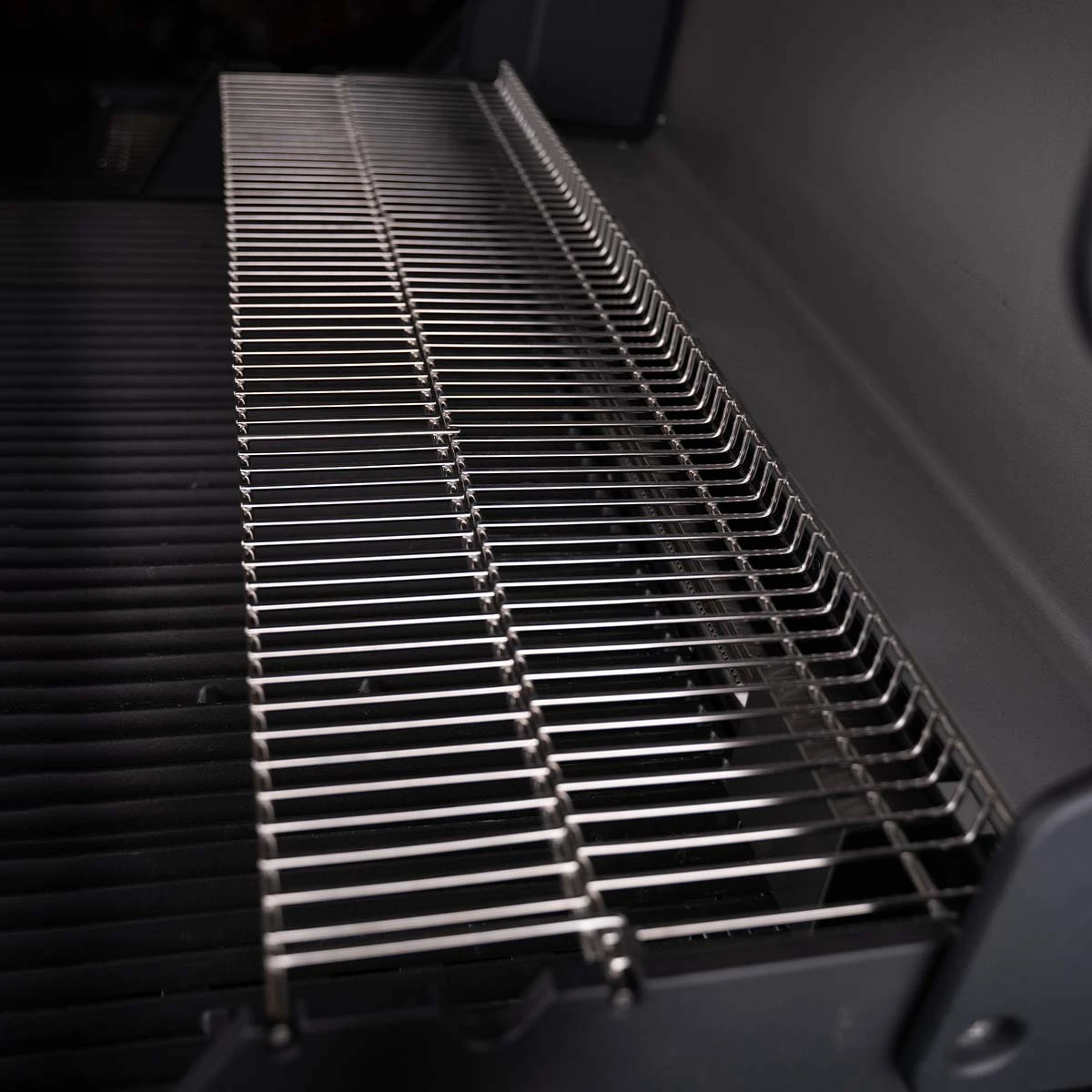 SANTOS S-518 Mit Seiten- Und Heckbrenner, Schwarz, Inkl. Drehspieß, Rostheber & Silikonablage & Graviertes ZWILLING Pro Messer 4 SANTOS S-518 Mit Seiten- Und Heckbrenner, Schwarz, Inkl. Drehspieß, Rostheber & Silikonablage & Graviertes ZWILLING Pro Messer – Bild 4