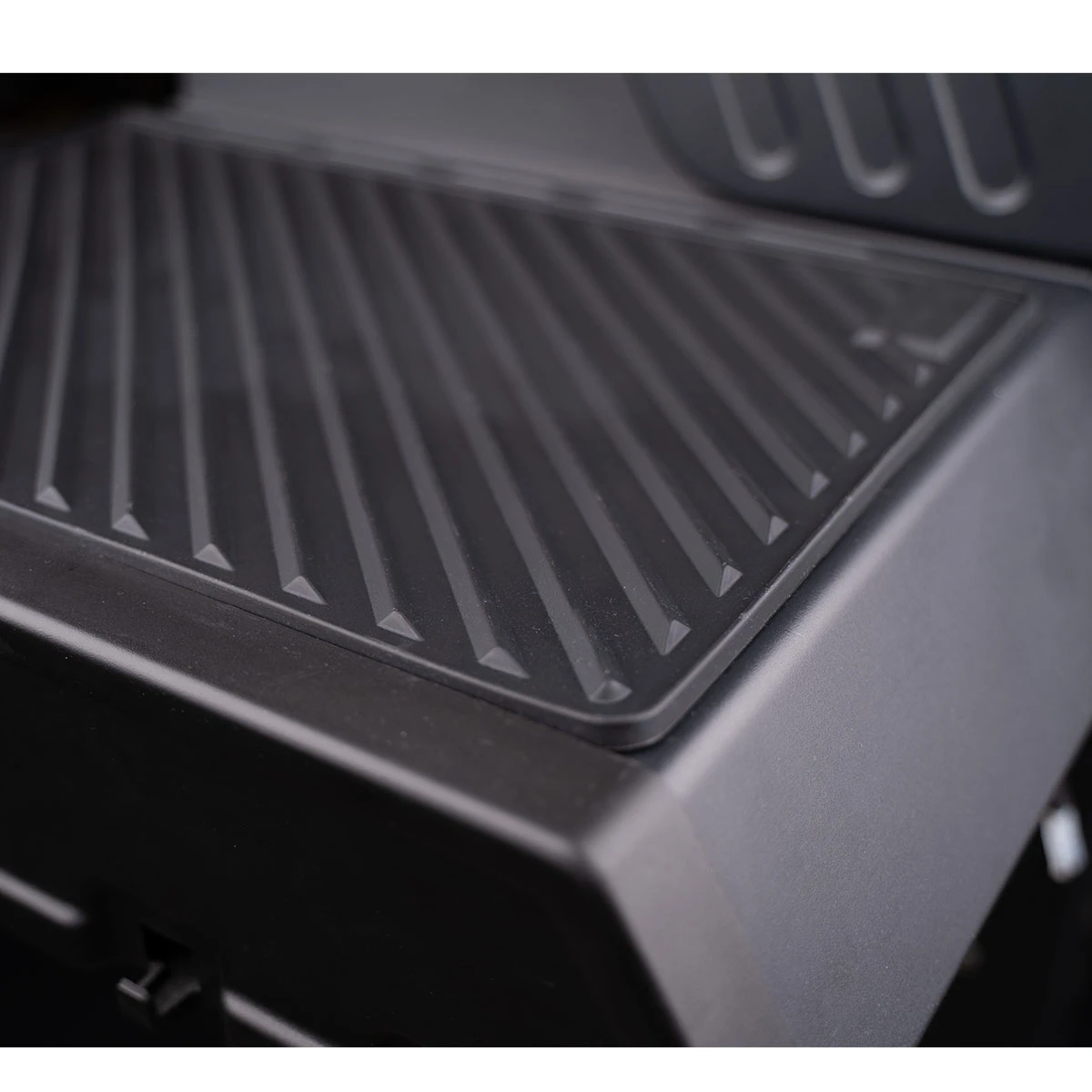 SANTOS S-518 All Black Mit Seiten- Und Heckbrenner, Schwarz, Inkl. Drehspieß, Rostheber & Silikonablage & Graviertes ZWILLING Pro Messer 16 SANTOS S-518 All Black Mit Seiten- Und Heckbrenner, Schwarz, Inkl. Drehspieß, Rostheber & Silikonablage & Graviertes ZWILLING Pro Messer – Bild 16