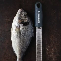 Microplane Premium Reibe / Zester, Anthrazit Grau -Broil King Verkäufe microplane premium reibe zester anthrazit grau 50cab73deb3095e617cdfdd3b17d6dfd