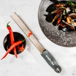 Microplane Premium Reibe / Zester, Anthrazit Grau -Broil King Verkäufe microplane premium reibe zester anthrazit grau a342255e8a876e7cc310a1db149e7b2d