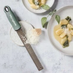 Microplane Premium Reibe / Zester, Eukalyptus Grün 8 Microplane Premium Reibe / Zester, Eukalyptus Grün -Broil King Verkäufe microplane premium reibe zester eukalyptus gruen f5b418ee93cb819ce7cdd7117b5a77b9