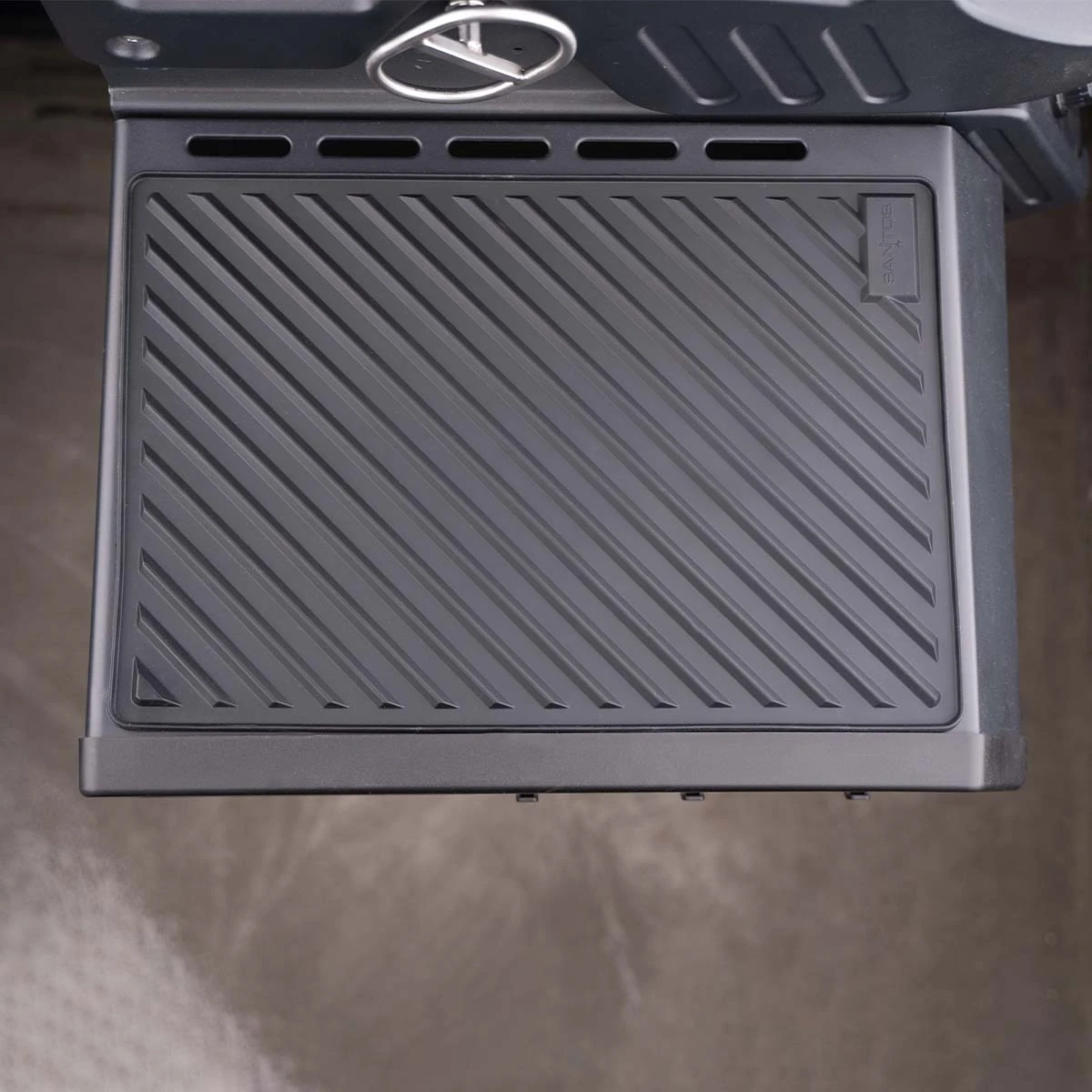 SANTOS S-518 All Black Mit Seiten- Und Heckbrenner, Schwarz, Inkl. Drehspieß, Rostheber & Silikonablage & Graviertes ZWILLING Pro Messer 3 SANTOS S-518 All Black Mit Seiten- Und Heckbrenner, Schwarz, Inkl. Drehspieß, Rostheber & Silikonablage & Graviertes ZWILLING Pro Messer – Bild 3