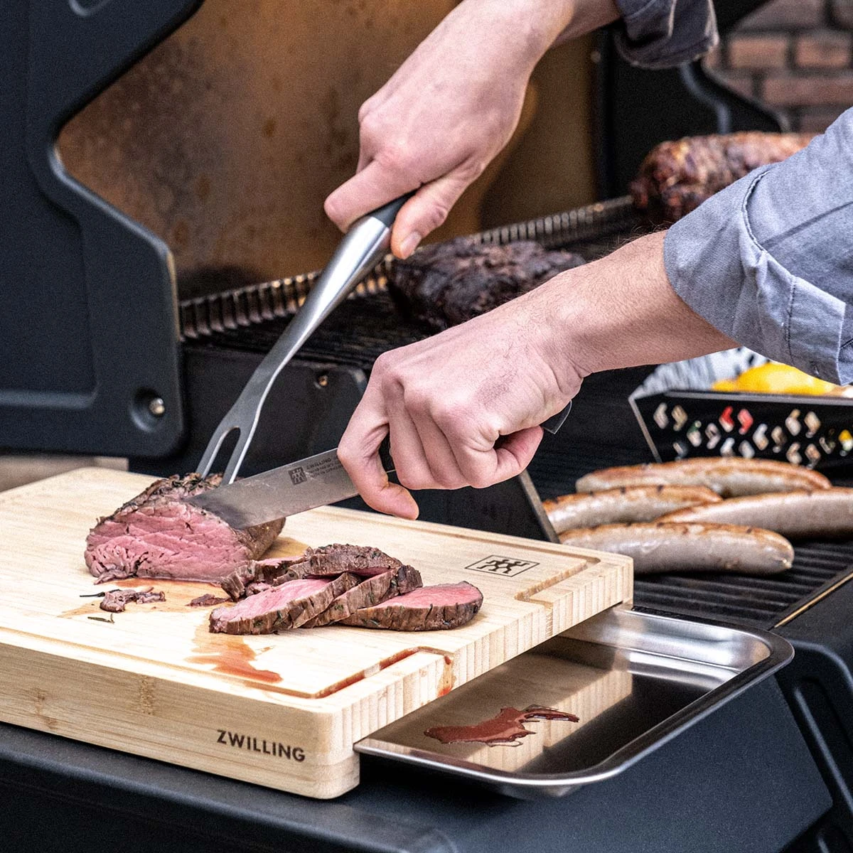 ZWILLING BBQ+ Schneidebrett Mit Auffangschale, 39 X 30 Cm, Edelstahl 5 ZWILLING BBQ+ Schneidebrett Mit Auffangschale, 39 X 30 Cm, Edelstahl – Bild 5